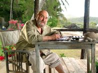 Am Kap der Liebe – Paul Freeman (Rolf Hoppe) schreibt einen Brief an seinen Sohn, in dem er ihn über einige sehr wichtige Dinge in Kenntnis setzt.