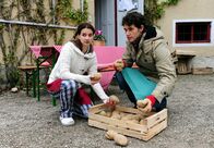 Sturm der Liebe – ARD STURM DER LIEBE FOLGE 1456 Uhr im ERSTEN. Peter (Daniel Fünffrock, r.) glaubt, dass Elena (Lili Gesler, l.) immer ehrlich zu ihm war.
