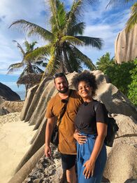 Verrückt nach Meer – Das Passagierpaar Miriam und Stephan auf der Seychellen-Insel La Digue. Auf einer Fahrradtour erkunden sie die Insel und hier den bekannten Strand Source d'Argent.