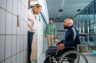 SOKO Potsdam – Tamara Meurer (Anja Pahl) und Samir Amari (Skandar Amini, M.) befragen den Halbbruder des Opfers Oliver Marquardt (Jean-Philippe Adabra, r). Er und Remo sind oft aneinander geraten und hatten unterschiedliche Vorstellungen, wie man trainiert.