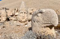 Der Orient - 1001 Legende – Heiligtum und Grabstätte des Antiochos auf dem Nemrut Dagi, Türkei: Die Götterfiguren überblicken Anatolien.