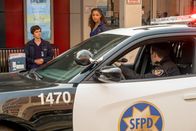 The Good Doctor – Freddie Highmore (Dr. Shaun Murphy), Antonia Thomas (Dr. Claire Brown).