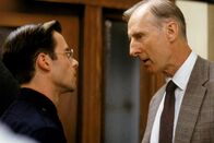L.A. Confidential – Der ehrgeizige Ed Exley (Guy Pearce, l.) erhält seine Anweisungen direkt von Polizeichef Dudley Smith (James Cromwell, r.).