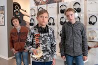 Großstadtrevier – Drei Steppkes mit einem Haufen Geld: Da wird Inhaber Carlo zu Recht skeptisch gegenüber Matthias Nickel (Franz Ferdinand Möller-Titel, 2.v.r.) und dessen Freunden (Henrik Schön und Tim Peters).