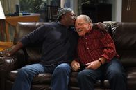 Two and a Half Men – Während Charlie Chelsea hinterher trauert, sind Ed (John Amos, l.) und Tom (Stacy Keach, r.) glücklich miteinander ...