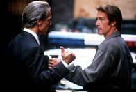 Diagnose: Mord – Waldeck (Michael Beck, l.), der Chef der privaten Sicherheitskräfte von Victoria, erscheint am Tatort und begegnet Steve (Barry Van Dyke, r.).