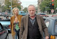 Die Diebin & der General – Aushilfspflegerin Jessie (Katja Riemann) will den sturköpfigen "General" (Jürgen Hentsch) dazu bringen, seine Entmündigung anzufechten.