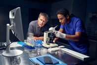 SOKO Köln – Die Assistentin eines Trödelladens wurde tot aufgefunden. Pathologe Dr. Adam Makena (Stephen Appleton, r.) findet beim Opfer rote Baumwollfäden unter den Fingernägeln der linken Hand und vermutet gegenüber Hauptkommissar Matti Wagner (Pierre Besson, l.), dass es sich um eine Affekttat handelt.