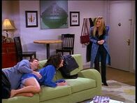 Friends – Rachel (Jennifer Aniston, r.) wundert sich über das enge Verhältnis zwischen Danny (George Newbern, l.) und seiner Schwester Krista (Julie Lauren, M.).