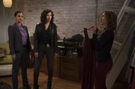 Brooklyn Nine-Nine – V.l.: Amy (Melissa Fumero), Rosa (Stephanie Beatriz) und Gina (Chelsea Peretti)