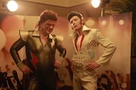 Das kleine Fernsehspiel: Das schwarze Quadrat – Vincent (Bernhard Schütz, li.) und Nils (Jacob Matschenz, re.) müssen als Imitatoren von David Bowie und Elvis Presley im Showprogramm des Kreuzfahrtschiffes auftreten.