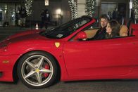 Castle – Nach anfänglichem Zögern lässt Richard Castle (Nathan Fillion, l.) Kate Beckett (Stana Katic, r.) tatsächlich ans Steuer seines Ferrari ...