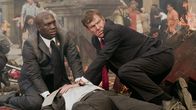8 Blickwinkel – Nach einem verheerenden Anschlag müssen sich die Secret-Service Agenten Barnes (Dennis Quaid, r.) und Holden (Richard T. Jones, l.) einen Überblick verschaffen, um die Hintermänner dieser blutigen Tat zu finden.