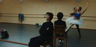 L'Opéra - Dancing in Paris – Die Tänzerinnen und Tänzer werden beim Wettbewerb in Bulgarien nicht nur Diane (Anne Alvaro), sondern die gesamte Opéra Garnier repräsentieren. Deshalb schaut Diane vor dem Grand Prix nochmal ganz genau hin.