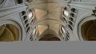 Wunderbauten der Geschichte – Typisch für die gotische Architektur: Hohe Kirchenräume mit Kreuzrippengewölbe. Sie entlasten die Wände und ermöglichen große Fenster.