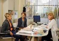 Rote Rosen – ARD ROTE ROSEN FOLGE 1346 Uhr im ERSTEN. Clemens (Falk-Willy Wild, l.) tut es sehr leid, als Regina (Christine Wilhelmi, r.) Maren (Christine Döring, l.) die Hoffnung auf eine Operation nimmt.
