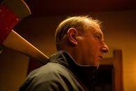 Killing Eve – Raymond (Adrian Scarborough) ist als Käufer im Auftrag "der Zwölf" in Rom. Bei dieser Gelegenheit will er sich jedoch auch um lose Enden seiner Organisation kümmern.