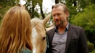 Rote Rosen – ARD ROTE ROSEN FOLGE 3933 Uhr im ERSTEN. Michael (Hanno Friedrich) erbt von seinem Vater ein Reitpferd und zeigt es gerÃŒhrt Carla (Maria Fuchs). Â