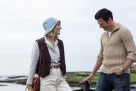 Montagskino im ZDF - Made in Europe: Rogue Agent - Er liebt nur dich – Mit Jenny (Sarah Goldberg, l.) findet Robert (James Norton, r.) ein weiteres Opfer für seine Liebesbetrugsmasche.