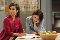 Last Man Standing – Da jedes Mal die Alarmanlage ertönt, wenn sich Mandy (Molly Ephraim, l.) und Kristin (Alexandra Krosney, r.) herausschleichen, wollen die Mädchen ihren Vater stattdessen von der Gründung einer Nachbarschaftswache überzeugen ...
