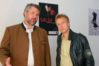 Die Rosenheim-Cops – Die Rosenheimer Ermittler Stadler (Dieter Fischer, l.) und Mohr (Max Müller, r.) recherchieren in einer Tanzschule.