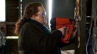 Wild Bill – Muriel (Bronwyn James) kommt dem Nagelpistolen-Killer auf die Spur.