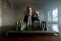 Terra X: Ein Tag im... – Der Rechtswissenschaftler Prof. Dr. Martin Avenarius erklärt den Ablauf römischer Gerichtsverhandlungen anhand eines Schachspiels.
