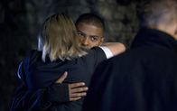 Doctor Who – Im letzten Moment gelingt es "Dem Doktor" und Rose (Billie Piper, l.) mit Mickeys (Noel Clarke, M.) Hilfe, der sich einmal mehr als rettender Held in letzter Sekunde erweist, Lumic zu stoppen und London zu retten. Doch es sind noch viele Cybermen Fabriken über die ganze Welt verstreut ...