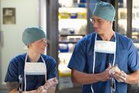 Emily Owens – Emily (Mamie Gummer, l.) bittet Will (Justin Hartley, r.), sich von Cassandra fernzuhalten ...