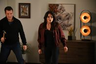 The Rookie – John Nolan (Nathan Fillion) und Bailey (Jenna Dewan) setzen sich entschlossen gegen unerwartete Eindringlinge in ihrem Haus zur Wehr.