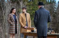 Sturm der Liebe – Werner (Dirk Galuba, r.) gratuliert Denise (Helen Barke, l.) und Joshua (Julian Schneider, M.) zur Fertigstellung des Reiterhotels.