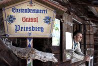 Heimatleuchten – Hubert Ilsanker verarbeitet auf der Priesbergalm Enzianwurzeln zu Schnaps in ServusTV's "Heimatleuchten - Almleben" in Schönau am Königssee, Bayern, Deutschland.