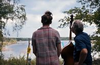 Unhappy – Zeit für sich: Jazzmusiker Robin Draganic erklärt Ronja, dass er regelmäßig alleine unter einem Baum am See spielt.