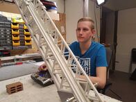 Die Modellbauer - Das Duell – Eduard and his partner Jan counter this with a fully functional American fire truck with an extendable turntable ladder.