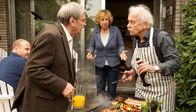 Rentnercops – Grillabend: Günter (Wolfgang Winkler, l.) und Edwin (Tilo Prückner, r.) streiten, Heidrun (Verena Plangger, M.) geht dazwischen.