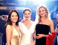 Drei Engel für Charlie - Volle Power – Sie können nicht nur kämpfen, sondern machen auch stets ein gutes Bild auf dem Parkett: Die drei Engel Alex (Lucy Liu, l.), Dylan (Drew Barrymore, M.) und Natalie (Cameron Diaz, r.).
