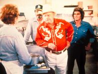 Ein Engel auf Erden – Der betrügerische Kneipenwirt Nick engagiert Jonathan (Michael Landon, r.) und Mark (Victor French, 2.v.l.) als "Mädchen für alles".