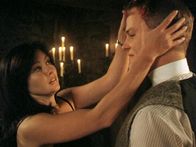 Charmed - Zauberhafte Hexen – Prue (Shannen Doherty, l.) versucht, Malcolm (Paul Kersey, r.), dem Gefangenen eines Ölgemäldes, zu helfen. Doch sie ahnt nicht, dass sie sich selbst in großer Gefahr befindet ...