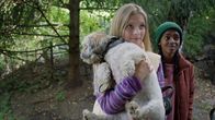 Glow – Um Geld zu verdienen, führt Jenny mit Naomi fremde Hunde aus (v.l.n.r.: Anine Bonnevie Nagell-Høyer, Solyana Tesfaye Tikabo).