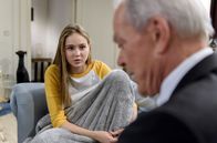 Sturm der Liebe – Werner (Dirk Galuba, r.) erzählt Valentina (Paulina Hobratschk, l.) von seinem lang gehüteten Geheimnis.