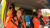 Lebensretter – Im Rettungswagen der Feuerwehr Chemnitz: Theresia (links), Auszubildende Lisa Georgi (Mitte hinten) und Thomas Clauss (rechts)