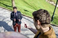 Sturm der Liebe – Boris (Florian Frowein, l.) sagt Tobias (Max Beier, r.) für den Crosslauf zu.