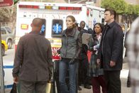 Castle – Und wieder hat der Scharfschütze zugeschlagen: Javier (Jon Huertas, l.), Kate (Stana Katic, 2.v.l.), Lanie (Tamala Jones, 2.v.r.) und Richard (Nathan Fillion, r.) setzen alles daran, den Mörder endlich Dingfest zu machen ...