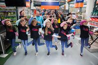 TanzAlarm – Zusammen tanzen macht am meisten Spaß: Volker, Singa, die TanzAlarm-Kids und der TanzTapir tanzen mit den anderen im Baumarkt.