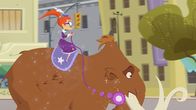 Miss Moon – Mit allen Mitteln versucht Miss Moon das Mammut wieder in das Video-Spiel zu bekommen.