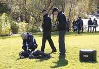 Navy CIS – Während Special Agent Timothy McGee (Sean Murray, r.) zögert, Gibbs (Mark Harmon, M.) um einen freien Tag zu bitten, versucht Dr. Donald Mallard (David McCallum, l.) alles, um dem Ministerium für Verteidigung unter die Arme zu greifen ...