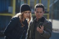 Nancy Drew – Nancy Drew (Kennedy McMann, l.); Carson Drew (Scott Wolf, r.)