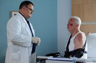 In aller Freundschaft – Hans-Peter Brenners (Michael Trischan, li.) Patient Heinrich Fuchs (Peter Lerchbaumer, re.) hat sich mit dem Alleinsein im Alter abgefunden. Doch sein Aufenthalt in der Klinik und die Angst vor einer ernsthaften Erkrankung lassen das Thema neu und bedrohlich aufkommen.