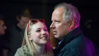 Tatort – ARD/NDR TATORT: BOROWSKI UND DER HIMMEL ÜBER KIEL Uhr im ERSTEN. In Mundsforde, einem kleinen Dorf bei Kiel, wird der abgetrennte Kopf eines jungen Mannes gefunden. Der 20-jährige Mike war vor seinem gewaltsamen Tod offensichtlich von der Droge Crystal-Meth abhängig. Die Kommissare Klaus Borowski und Sarah Brandt ermitteln in der Kieler Drogenszene. Rita Holbeck (Elisa Schlott) und Kommissar Klaus Borowski (Axel Milberg).