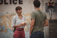 Deadly Tropics – In einem Gespräch teilt Mélissa (Sonia Rolland) Cyril (Stany Coppet) mit, dass ihr Ex-Freund Pascal unerwartet aus der Haft entlassen wurde und nun wieder in ihr Leben getreten ist.